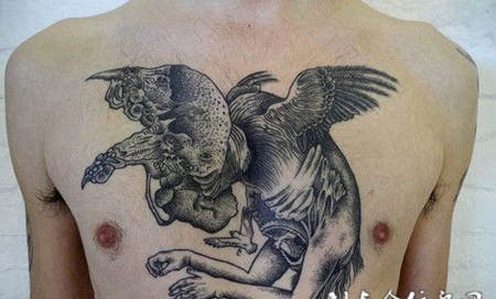 胸前的怪兽纹身图案