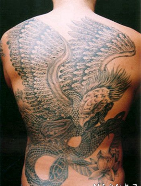 满背老鹰与蛇纹身图案