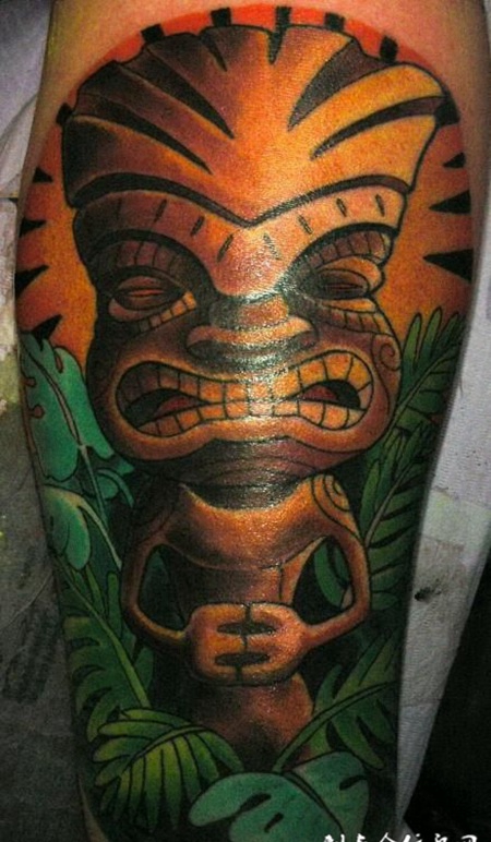 大臂上的木头人纹身图案