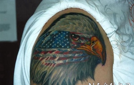 大臂上的老鹰头的纹身图案