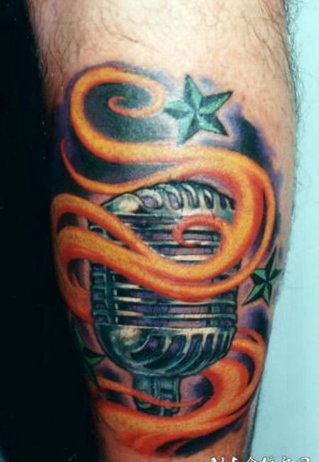 小腿上的麦克风纹身图案