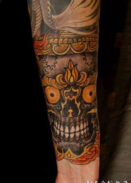 小臂上的嘎巴拉纹身图案