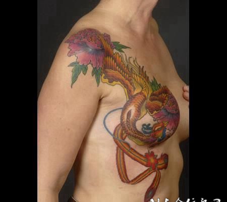 胸前的凤凰牡丹花纹身图案