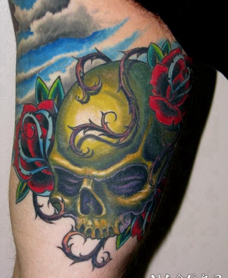 大腿上的骷髅荆棘纹身图案