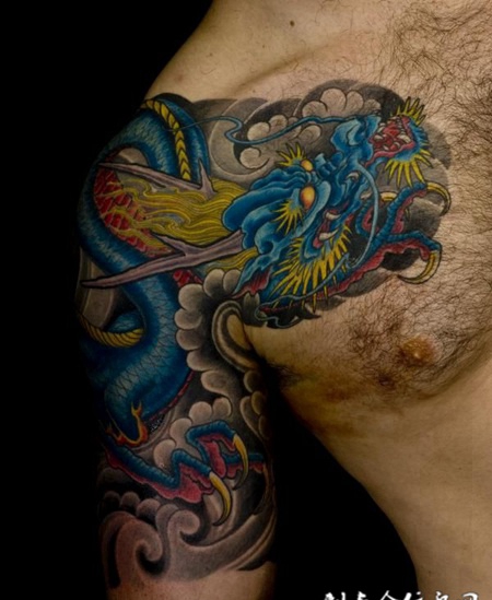 半胛蓝色巨龙纹身图案