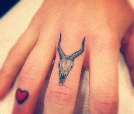 手指上的羊头纹身图案