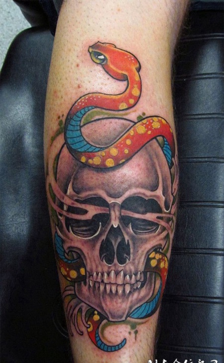 小腿上的骷髅花斑蛇纹身图案
