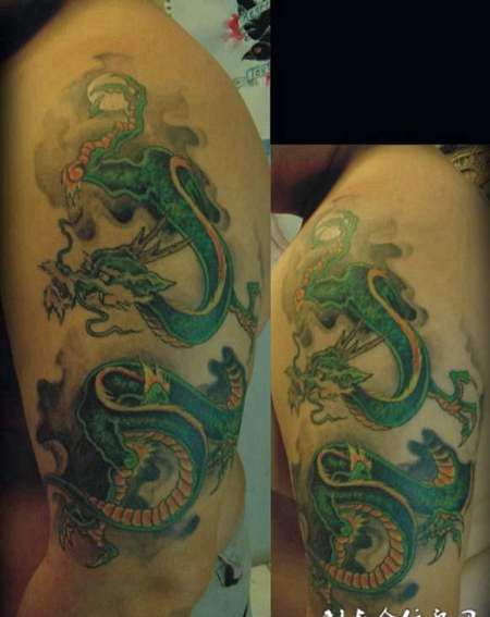 大臂上的绿色小龙纹身图案