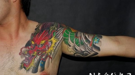 半胛水花龙头纹身图案