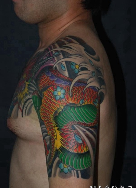大臂上的水花巨龙纹身图案