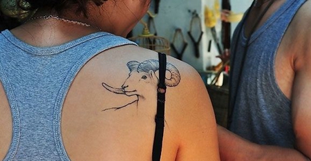 肩部线条羊头纹身图案