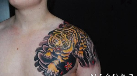 半胛老虎头纹身图案