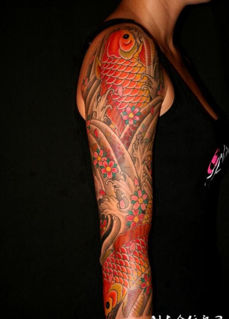 花臂红色鲤鱼纹身图案