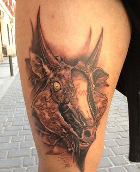 大腿帅气的恶魔羊纹身图案