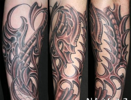 小臂上的骨质机械的纹身图案