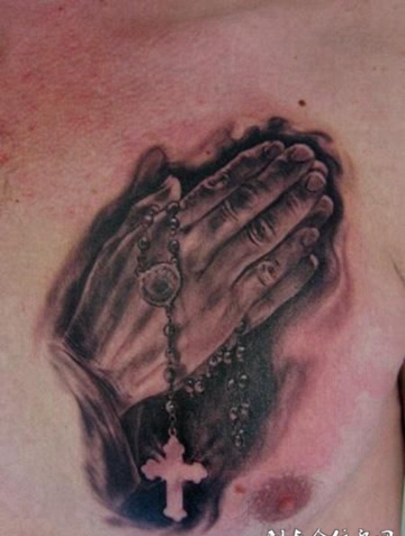 胸前挽着十字架的手纹身图案