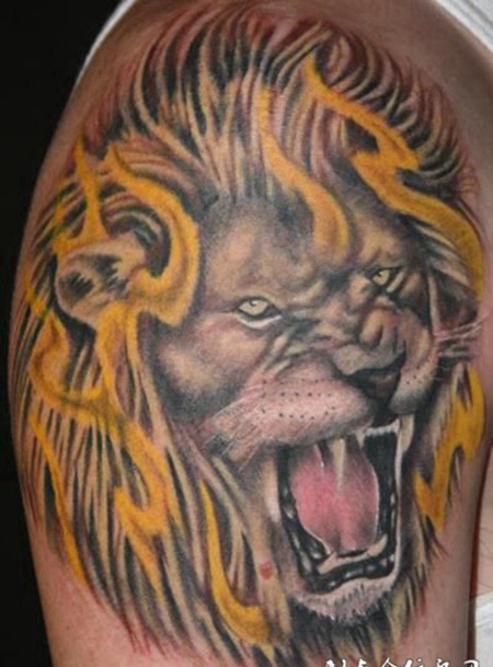 肩膀上的狮子纹身图案