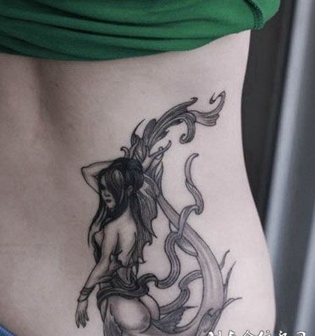 后腰上的美人鱼纹身图案