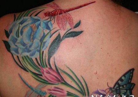 后背上的花朵蜻蜓纹身图案