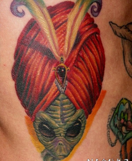 胸前的宝石骷髅头纹身图案