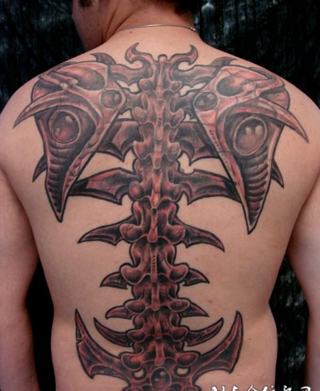 后背上的骨骼纹身图案
