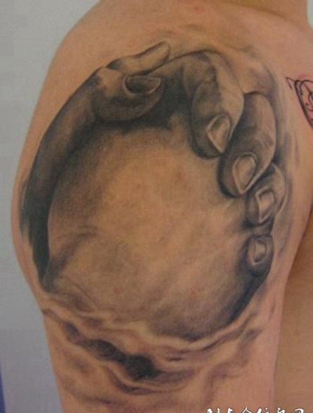 肩膀上握拳的手纹身图案