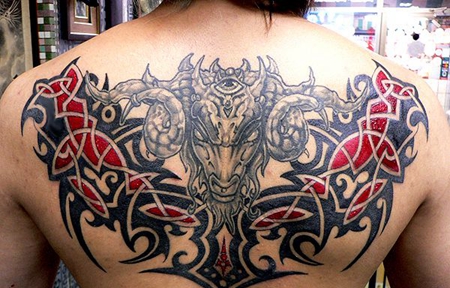 背部羊头纹身图案