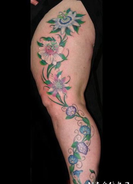 大腿上的木槿花纹身图案