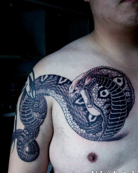 胸前的眼镜蛇纹身图案