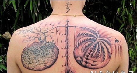 后背上的生态天平纹身图案