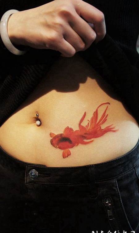 小腹上的红色进监狱纹身图案