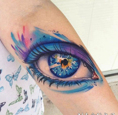 小臂上的彩色眼睛纹身图案
