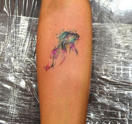 小臂上的金鱼纹身图案
