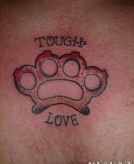 胸前的护指纹身图案