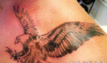 肩膀上的老鹰纹身图案
