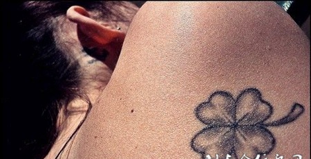 后背上的四叶草纹身图案