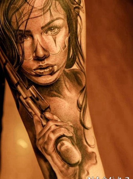 小臂上的美女手枪纹身图案