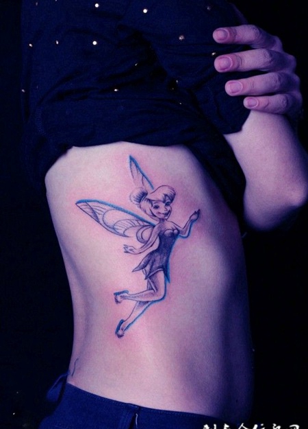 腰侧的精灵纹身图案