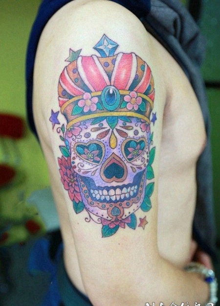 大臂上带着皇冠的骷髅纹身图案