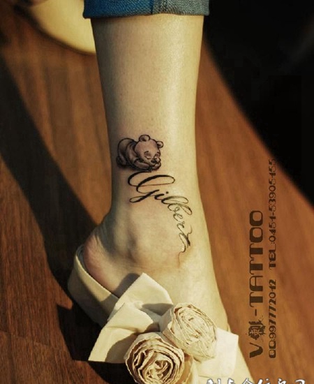 脚腕上的泰迪熊纹身图案