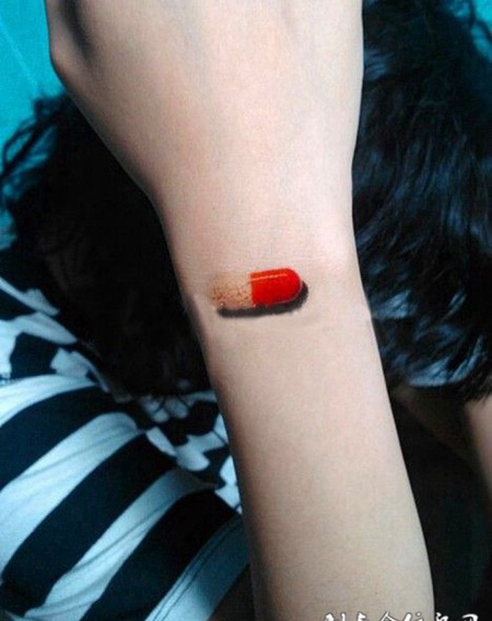 手腕上的胶囊纹身图案