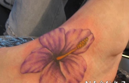 脚面上的木槿花纹身图案