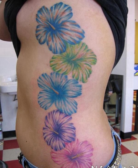 腰侧的木槿花的纹身图案