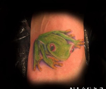 脚面上的绿色小青蛙纹身图案