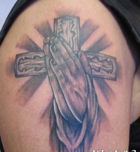 大臂上的十字架祷告纹身图案