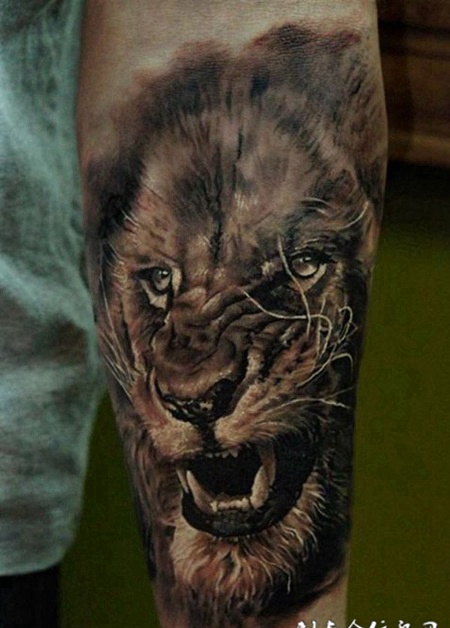 小臂上的狮子头纹身图案
