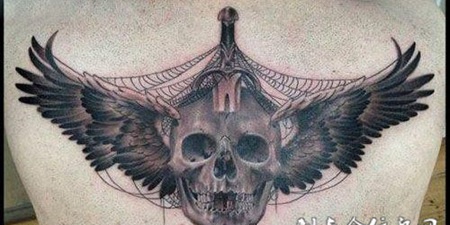 后背上的骷髅翅膀纹身图案