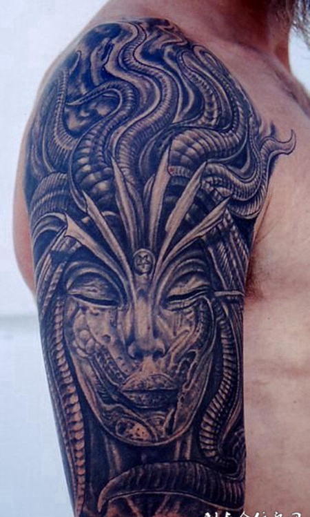 大臂上的雕像纹身图案