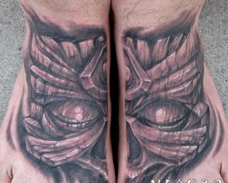 脚面上的拼接恶魔纹身图案