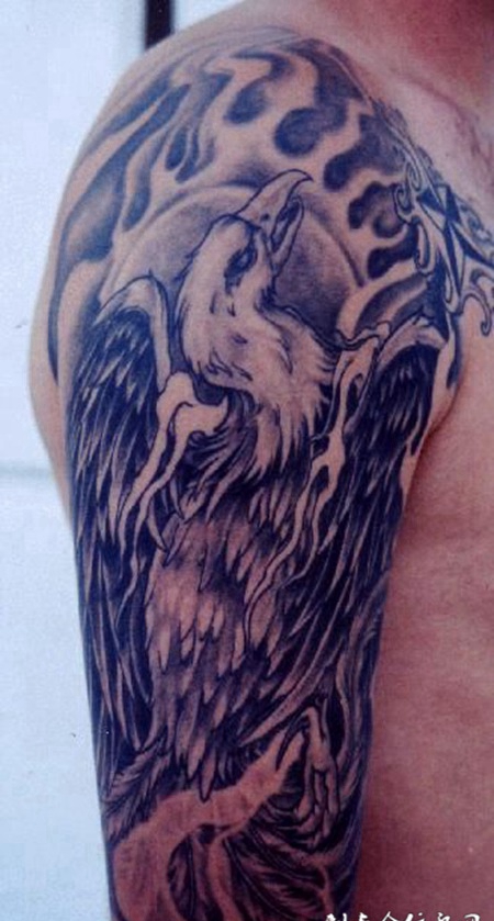 大臂上的秃鹫纹身图案